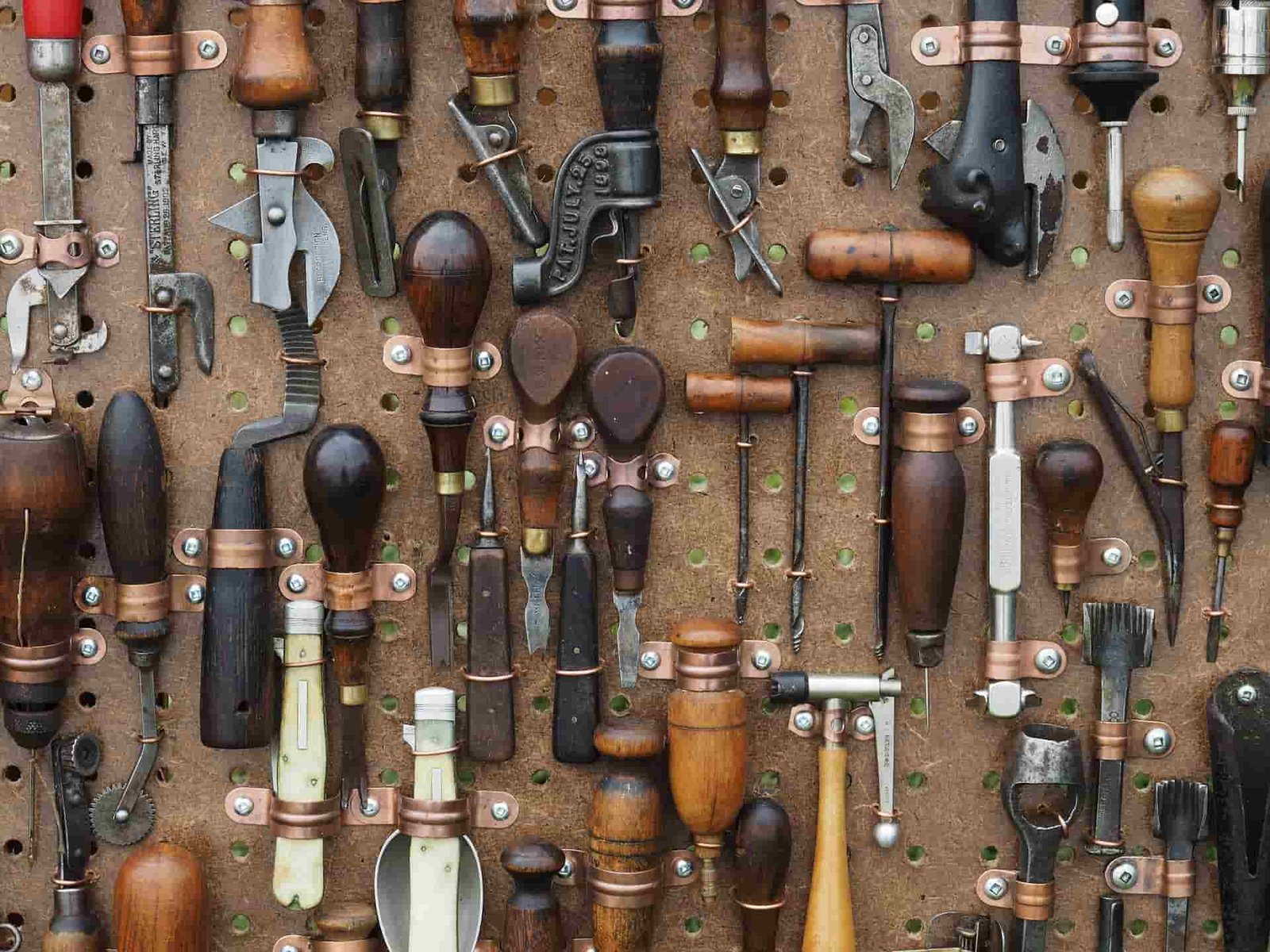 tools-1083796_1920-min
